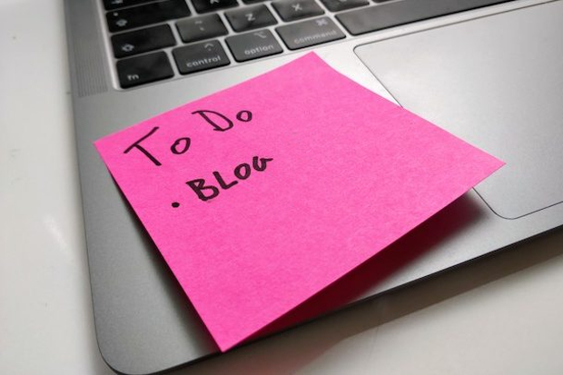 Laptop with a sticky note saying "To do, blog"